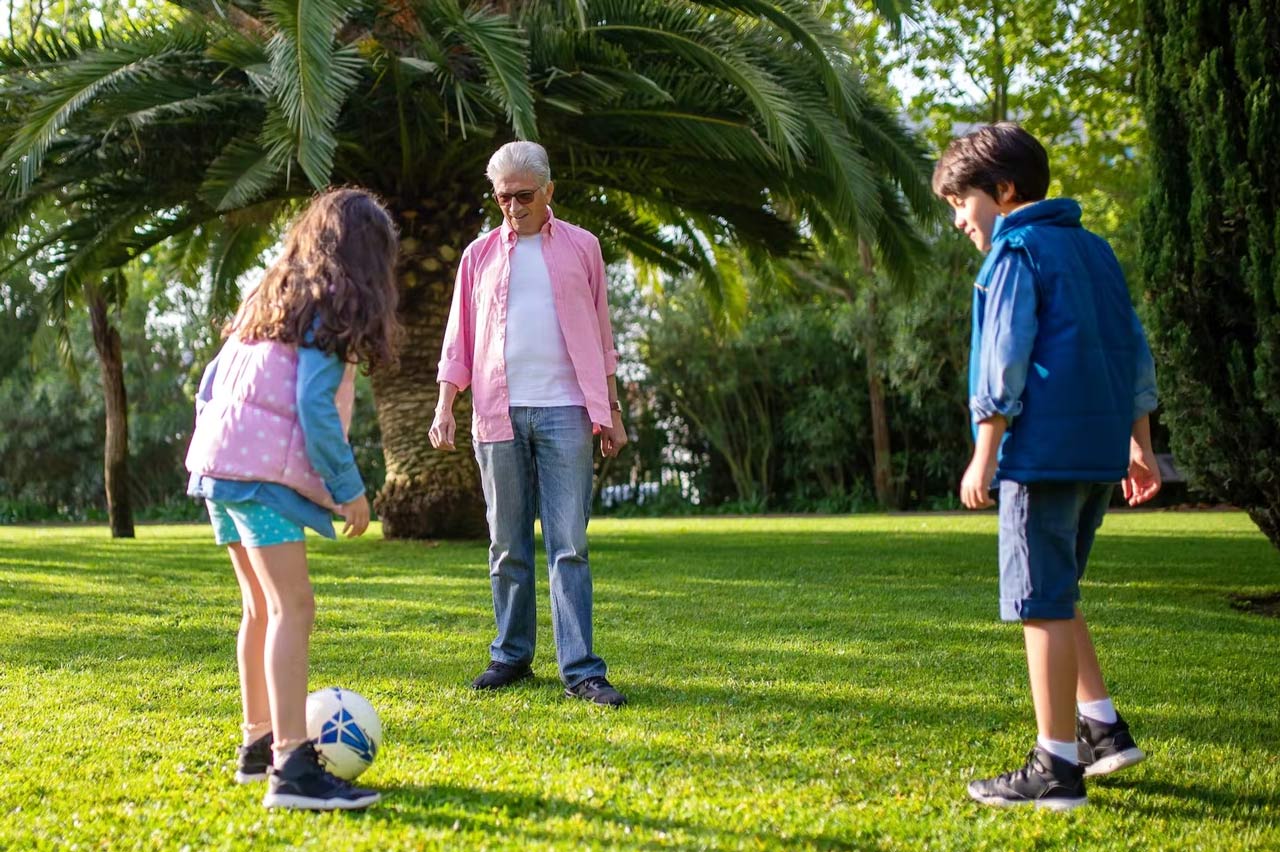 Tips for seniors to enjoy pain-free time with the grandkids